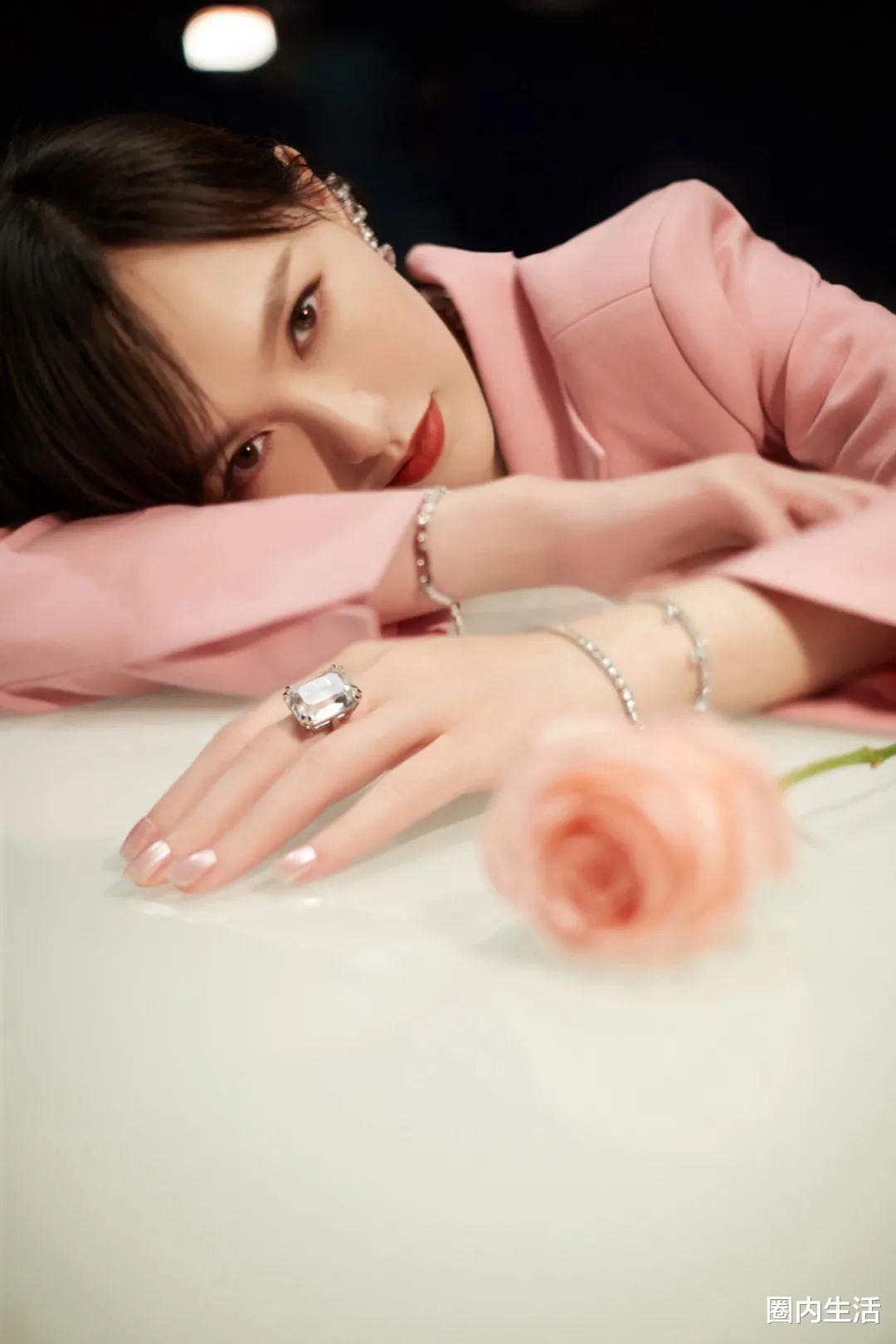 白梦妍|白鹿现在和吴谨言还处于一种剑拔弩张的状态，二人是明面上的竞争对手