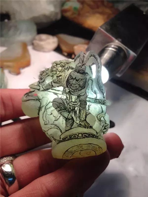 翡翠|男子5000买下不被看好的翡翠原石，做出成品“齐天大圣”！