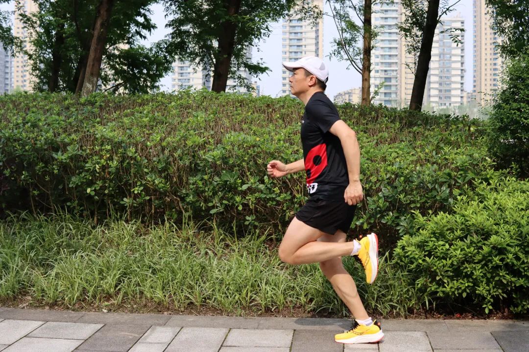 血糖|?初跑者买跑鞋选轻弹还是稳定？