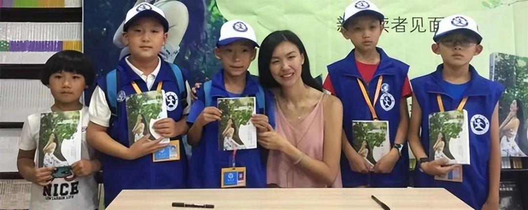 中国第一位盲人模特:曾因失明自杀,一个男人救了她,如今生了两个儿子幸福美满