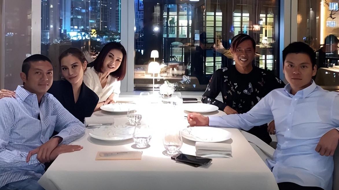 谢玲玲|富婆谢玲玲回国后，与孩子们团聚，亿万富豪洪永时也前来参加