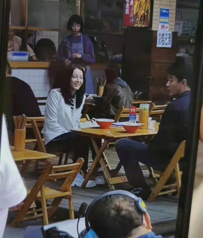 迪丽热巴|下班途中偶遇《公诉精英》剧组,网友大赞热巴美貌