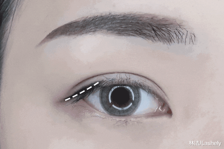 眼线 周冬雨这种眼型，眼线画得不好更显眼睛小？难怪她的眼妆心机满满