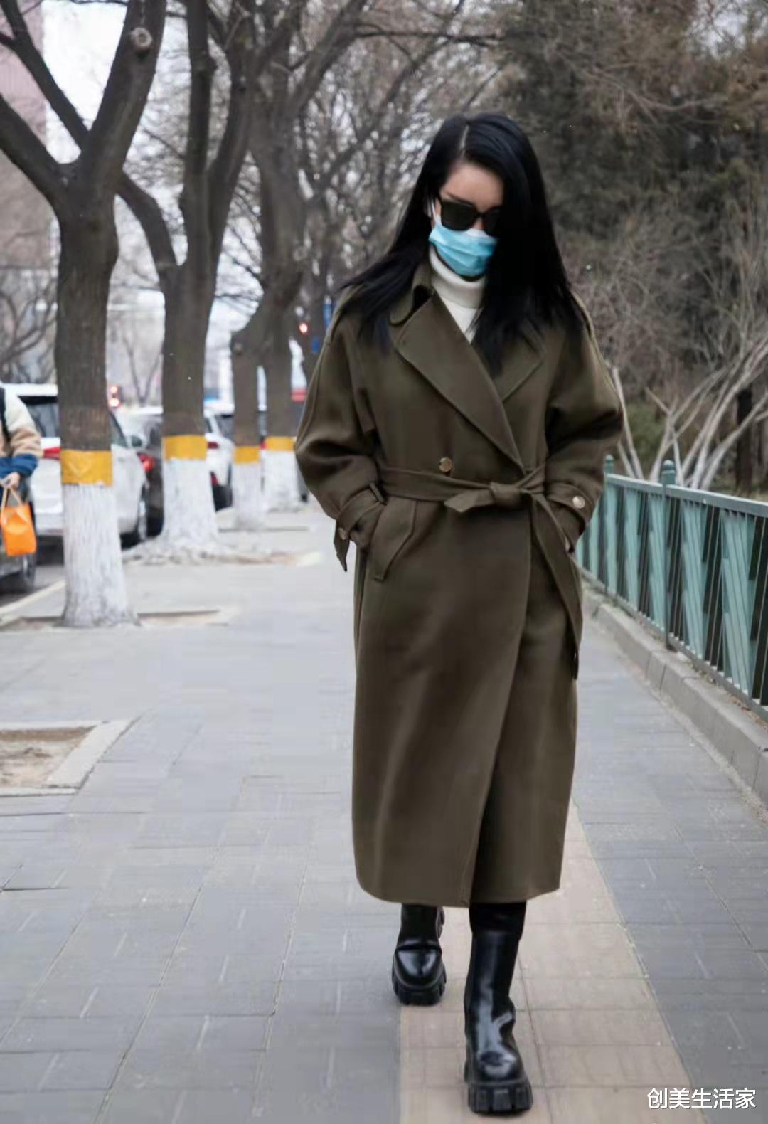 东方卫视春晚|秦海璐穿军绿大衣赴央视春晚首次大联排现场，酷飒时髦又高级