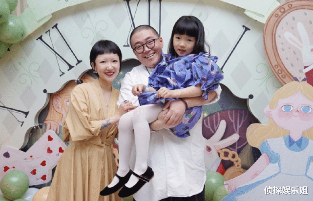 郝劭文|郝劭文520与老婆领证，小两口贴头合影秀结婚证，夫妻相超足