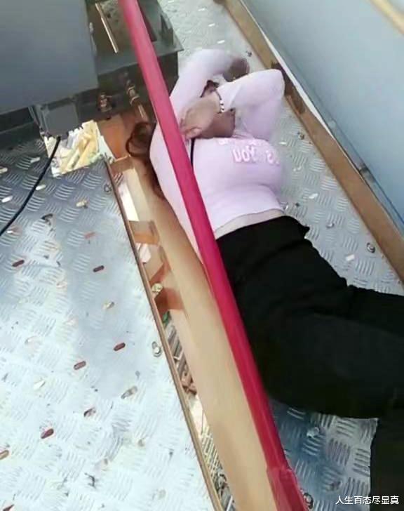 女子不想离婚爬上塔吊轻生,醉酒后席地而睡,裤子的造型很别致