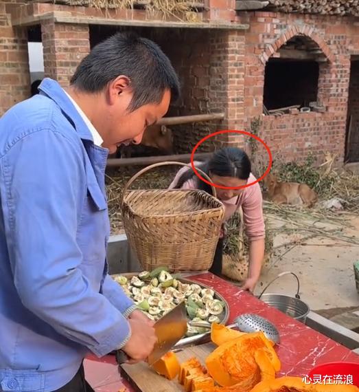 |牛爱芳被嘲作秀,穿拖鞋爬山不像样,小春花“假发片”暴露