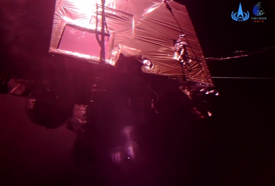 3.25亿公里的深空，天问一号传回与火星的合影，五星红旗格外鲜艳