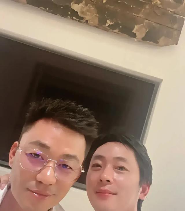 王宝强|王宝强近照变化大，戴眼镜变斯文书生，满脸笑意撞脸汪小菲