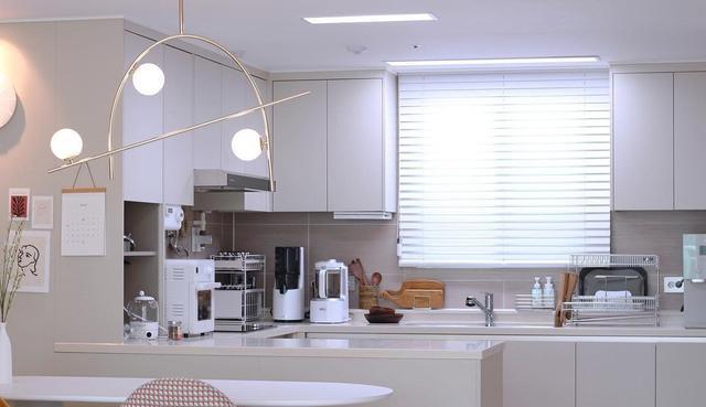 100婚房，客厅少摆几件家具，餐厅餐边柜都没，居住幸福感蹭蹭涨