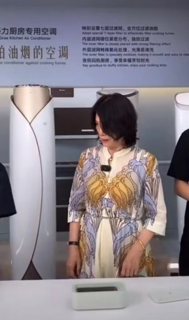 董明珠直播中愤怒离场了，产品介绍出问题怒摔机器