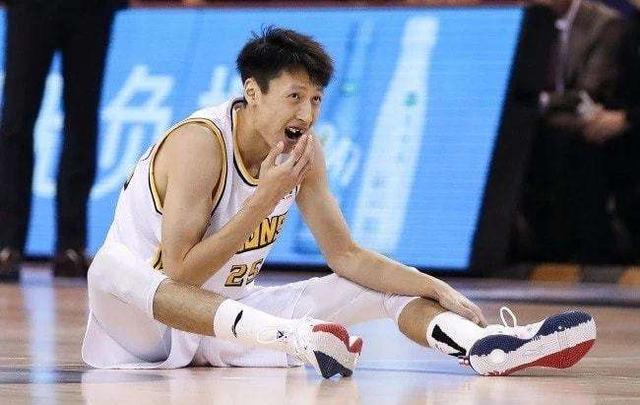 广东男篮|广东连废六大顶薪球员，记者不敢过问，胡明轩霸道回击媒体批评