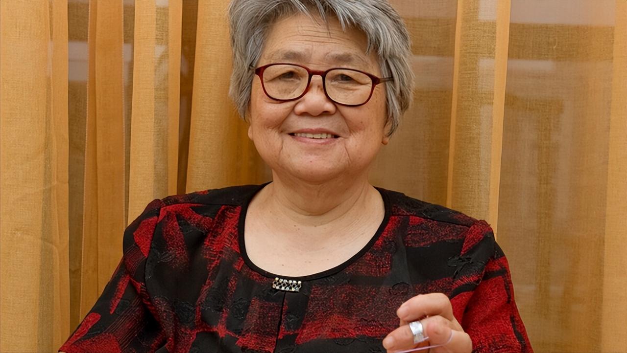 72岁大妈哭诉:和老伴退休金加起来近9000块,却没钱给孙女买礼品
