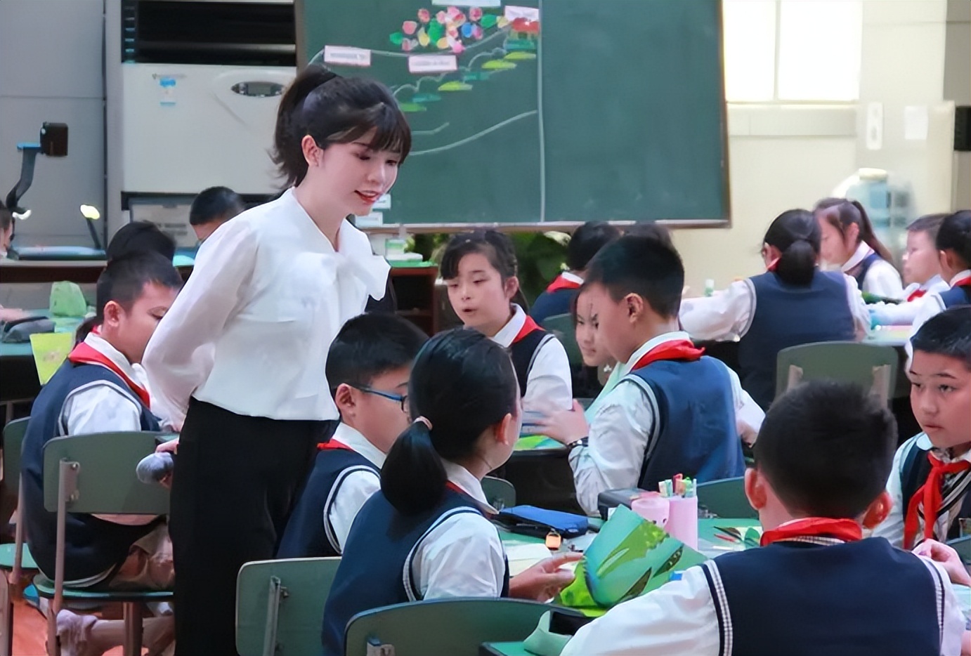 衬衫|“非在编教师”悄然来袭，是主动创新还是迫不得已？家长忧心忡忡