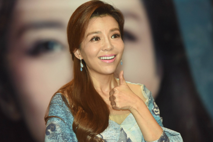 朱迅|朱迅录制春晚泪流满面！鼻子通红不停擦泪，双手合十对镜头飞吻