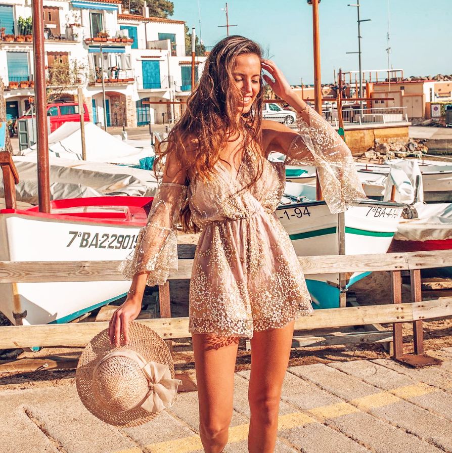 西班牙时尚博主的夏日美搭,沉浸式度假风,每一帧都是油画