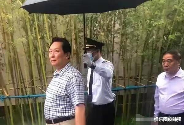 唐国强|70岁老戏骨唐国强罕见露面，由专人伺候打伞，遭网友吐槽耍大牌