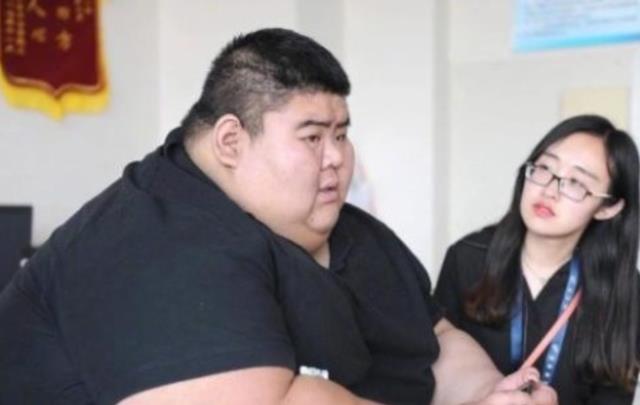 发型 “中国第一胖”体重反弹，15天胖30斤，女友：减不回来民政局见