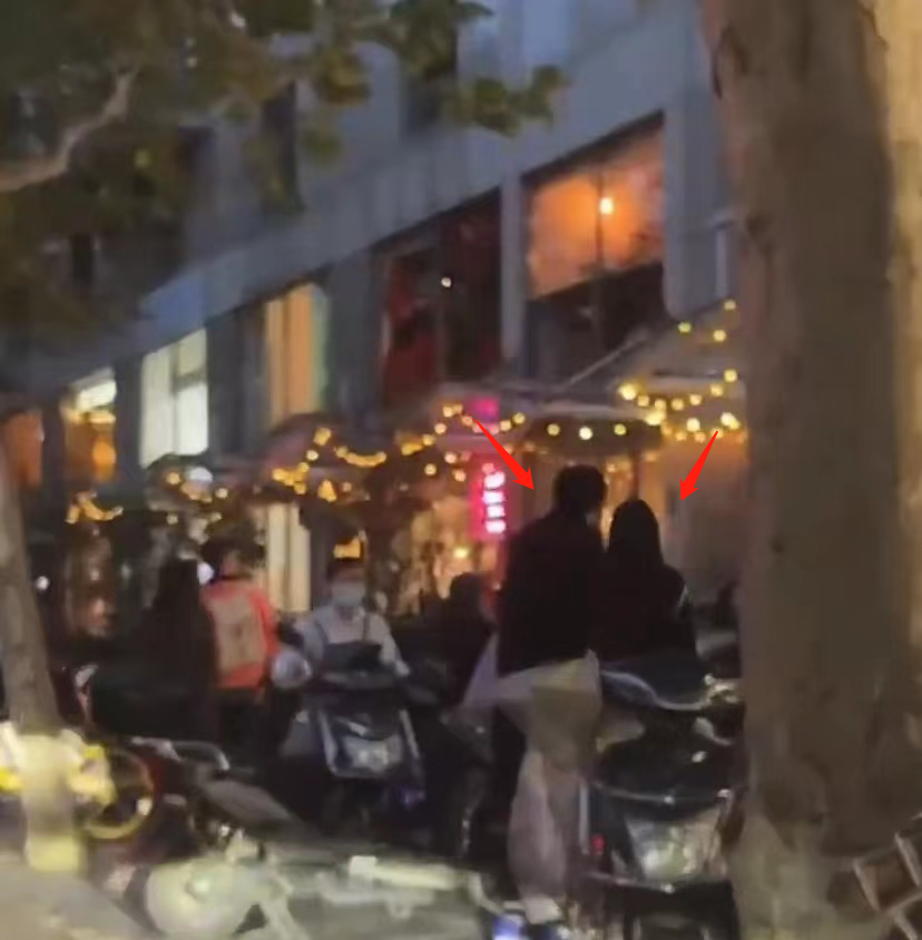 王思聪|王思聪与新女友牵手现身网红店，女方小腹隆起，评论区满屏有喜了！