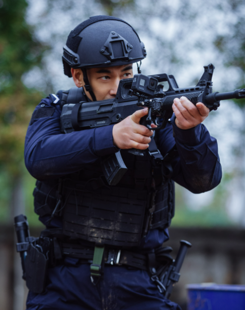 赵今麦|张晋和赵文卓体验“射击训练”和“高空索降”,谁的表现更好