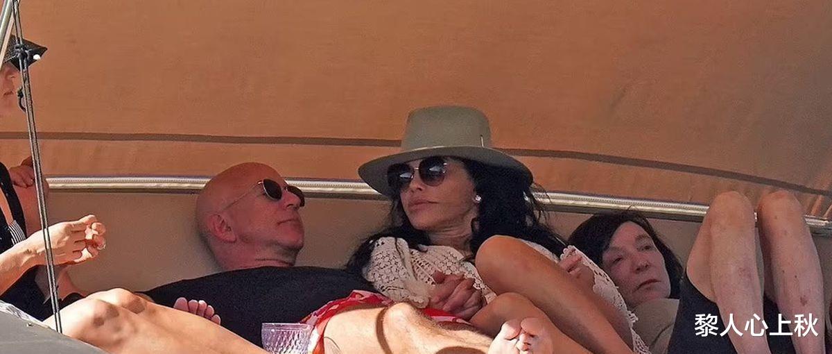 母亲节|贝佐斯母亲节罕见秀老妈！搂着妈妈幸福甜笑，52岁未婚妻黯然失色