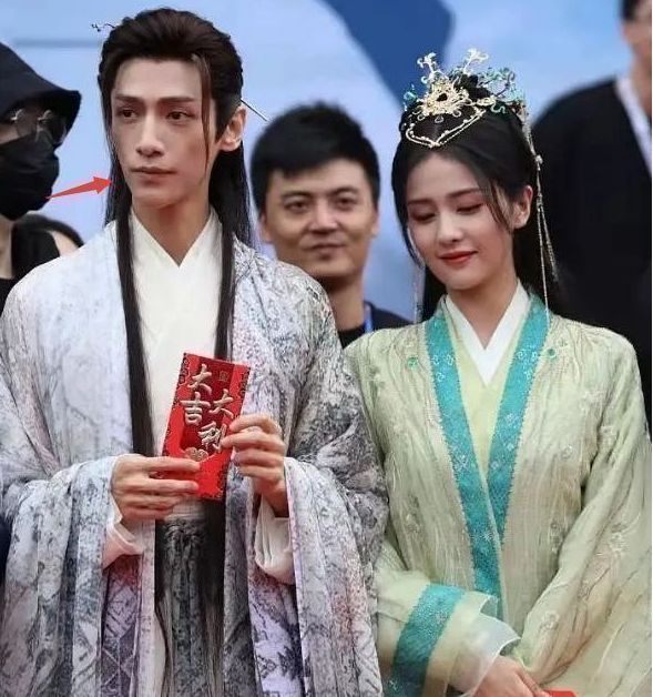 罗云熙|罗云熙沈阳出席活动,身材纤细双腿瘦成竹竿,近照被指酷似郭敬明