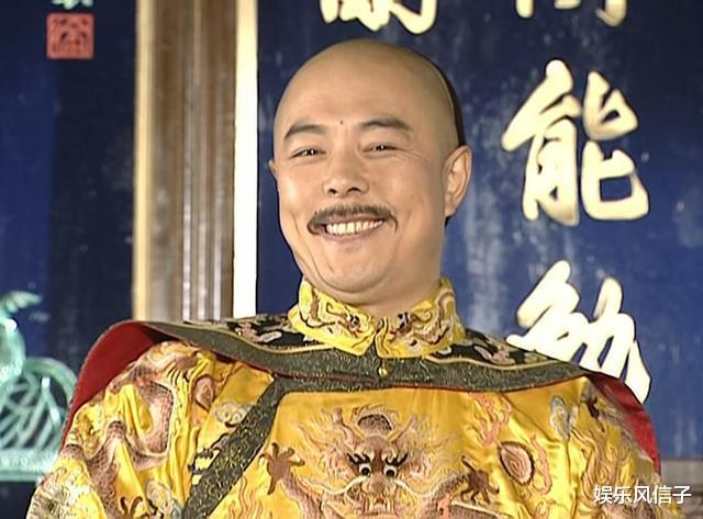 书法|64岁张铁林近况曝光，脚踩书法作品点评，网友：真当自己是皇阿玛