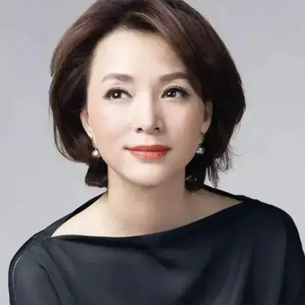 董卿|董卿成文艺圈第二个刘涛?——密春雷欠债失联,妻子董卿变卖豪宅