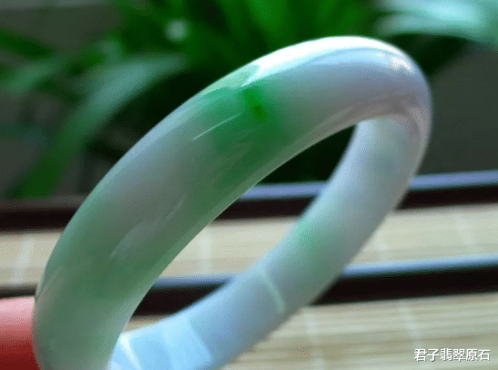 翡翠|大哥花小万入手的翡翠原石，一刀切开，竟切出个春带彩翡翠？大涨的一块料子！