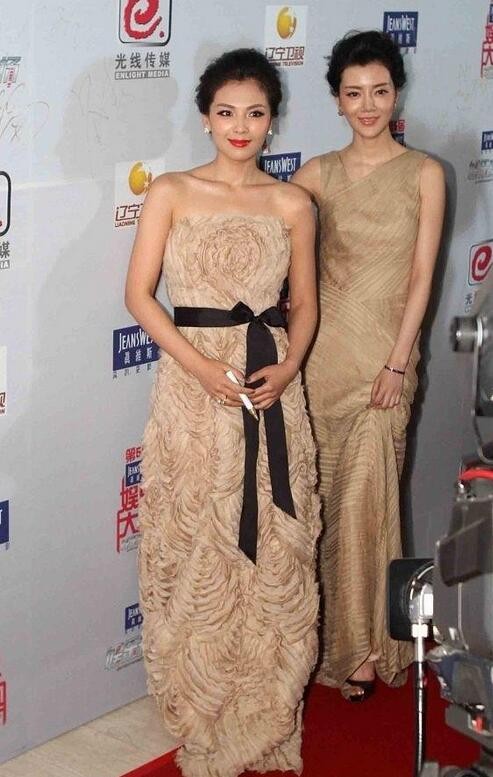 刘涛|刘涛和车晓同穿裸色褶皱裙走红毯，只差4岁气质差距咋这么大呢