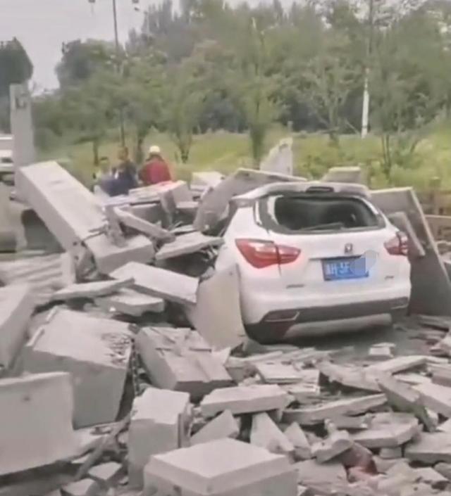 衢州一辆大货车撞毁文化名村价值百万石牌坊,村民担心风水被毁