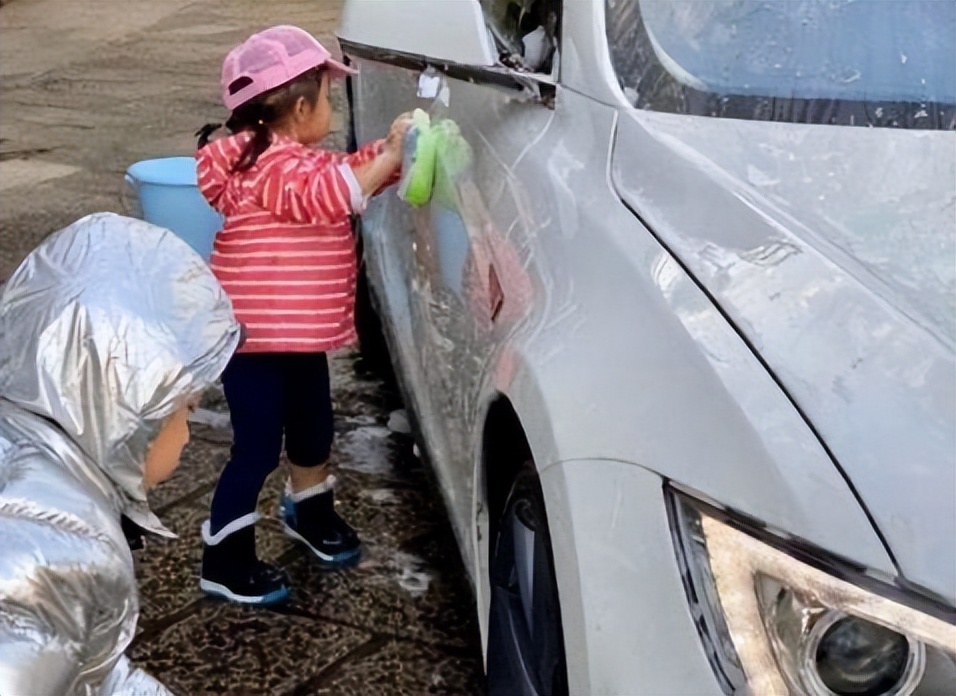郭晶晶|霍启刚带小女儿看展,头挨着头父女情深,郭晶晶身穿皮衣气质超赞