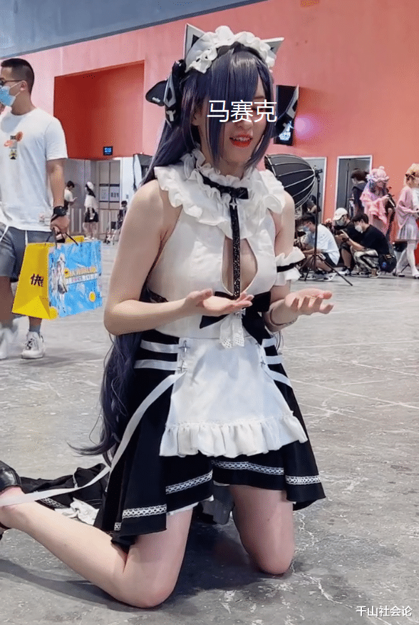 女孩跪在地上玩Cosplay,面对镜头狂摆姿势,网友:绝不让女儿玩