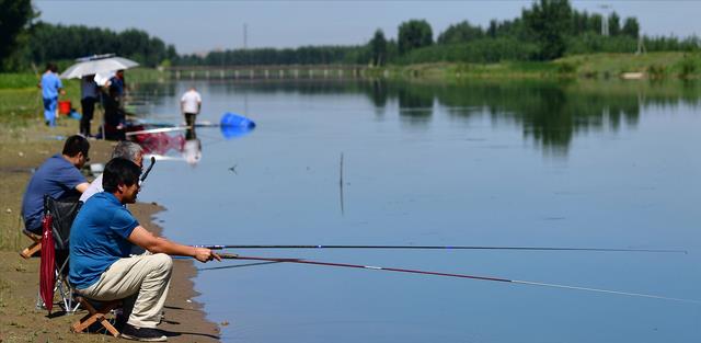 |男子东江野钓“双飞”,一条长嘴怪鱼引来钓友围观,有人认识吗?