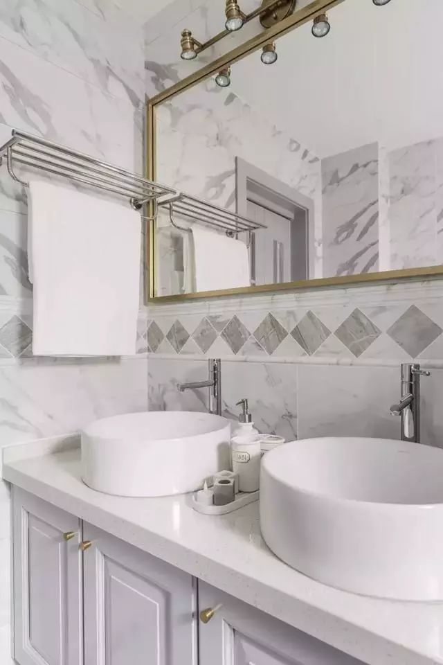 卫生间太拥挤?教你怎么把镜子和收纳柜完美结合!