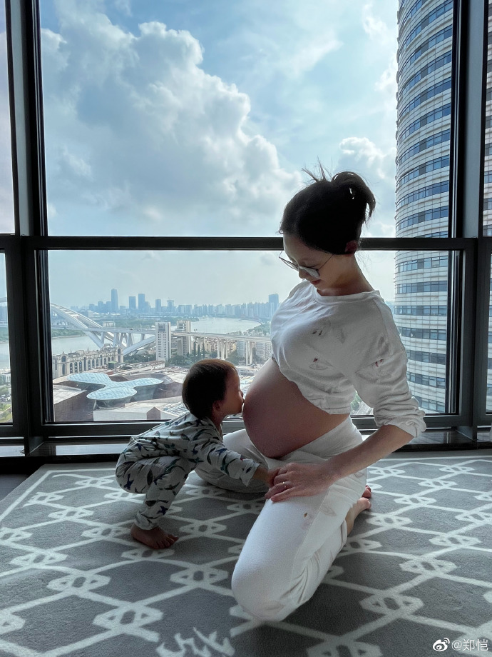郑恺|郑恺官宣苗苗二胎产子!宝宝用手比六皮肤白,姐姐Anna暖心亲吻