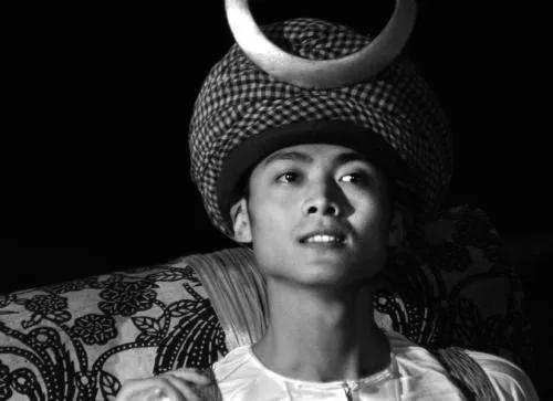 女孩|《边城》:爱情能公平竞争吗?女孩太矫情误了三人终身