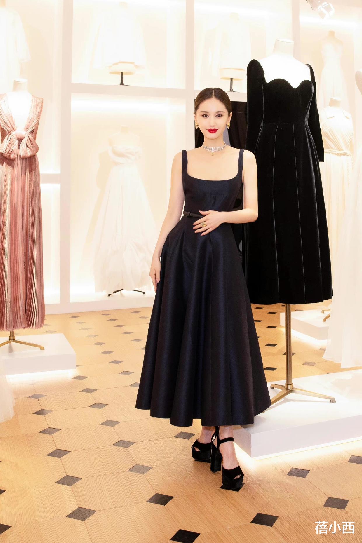 “王子文”身材娇小穿衣却大胆，抹胸配包臀裙，苗条的身材太绝了