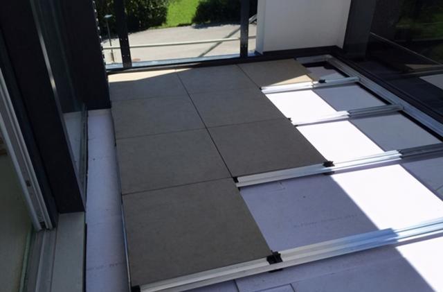 露台铺地不用浇水泥,铝制框架撑起整块地砖,无缝铺设不担心积水