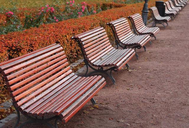 公共场所的座椅，为什么有那么多的洞洞？真的是为了方便放屁吗？