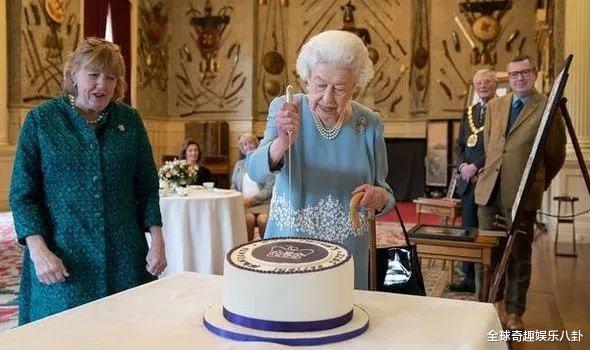 伊丽莎白二世|因健康状况堪忧，英女王退出王室公务后，拄拐杖首次亮相咧嘴笑了