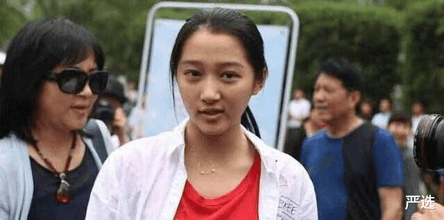 唇釉 娱记曝关晓彤定期去打美白针，因身体受到影响，露面都靠全身擦粉