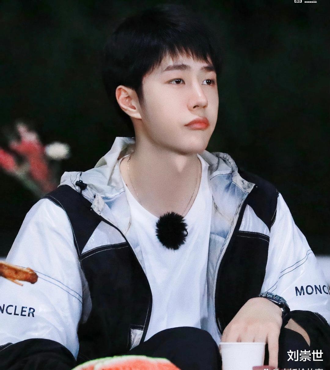 王一博|王一博采访表示:不敢吃活虾,导演对他说得最多的话,稳定