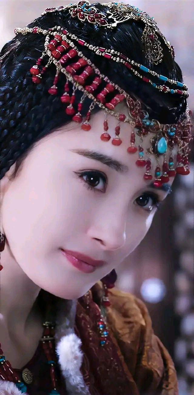 杨幂|杨幂新剧杀青，不得不承认，她这双眼绝了，楚楚动人还明亮如星！