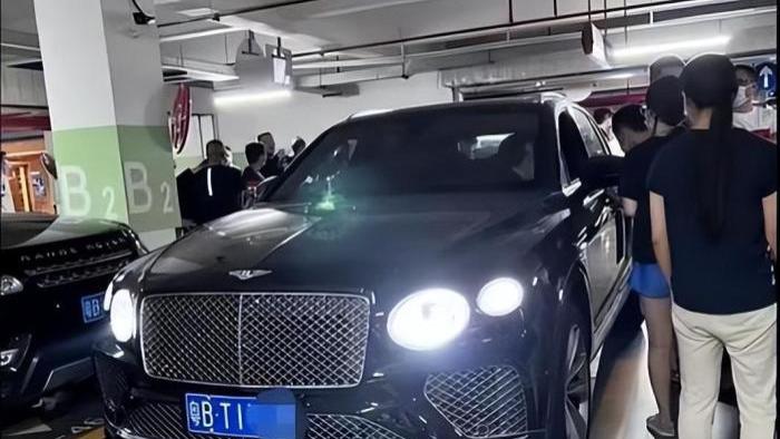 “宾利姐”车位闹剧真相明了，涉事各方已回应，碰瓷男身份曝光