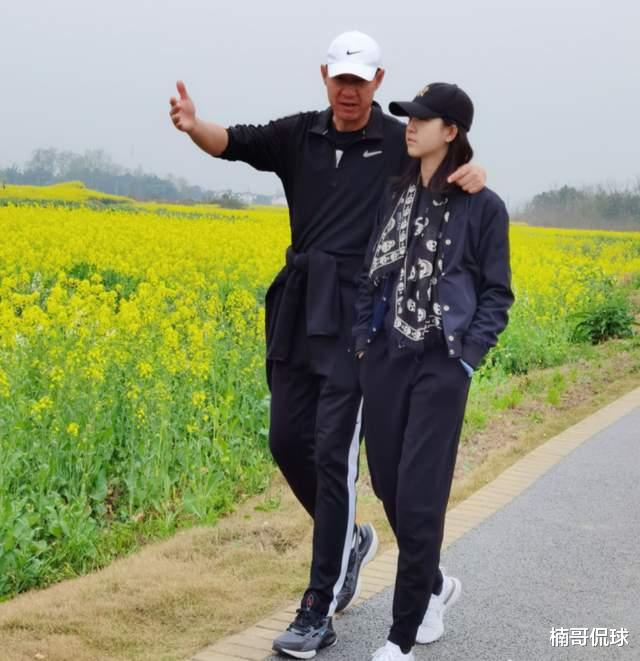 陈龙|53岁前国脚黎兵再度竞聘!与空姐离婚,二婚歌唱家妻子保养如少女