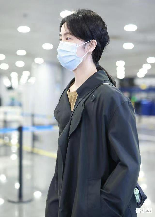 孙莉|孙莉这气质在娱乐圈少有,穿风衣配帆布鞋走机场,真像女大学生