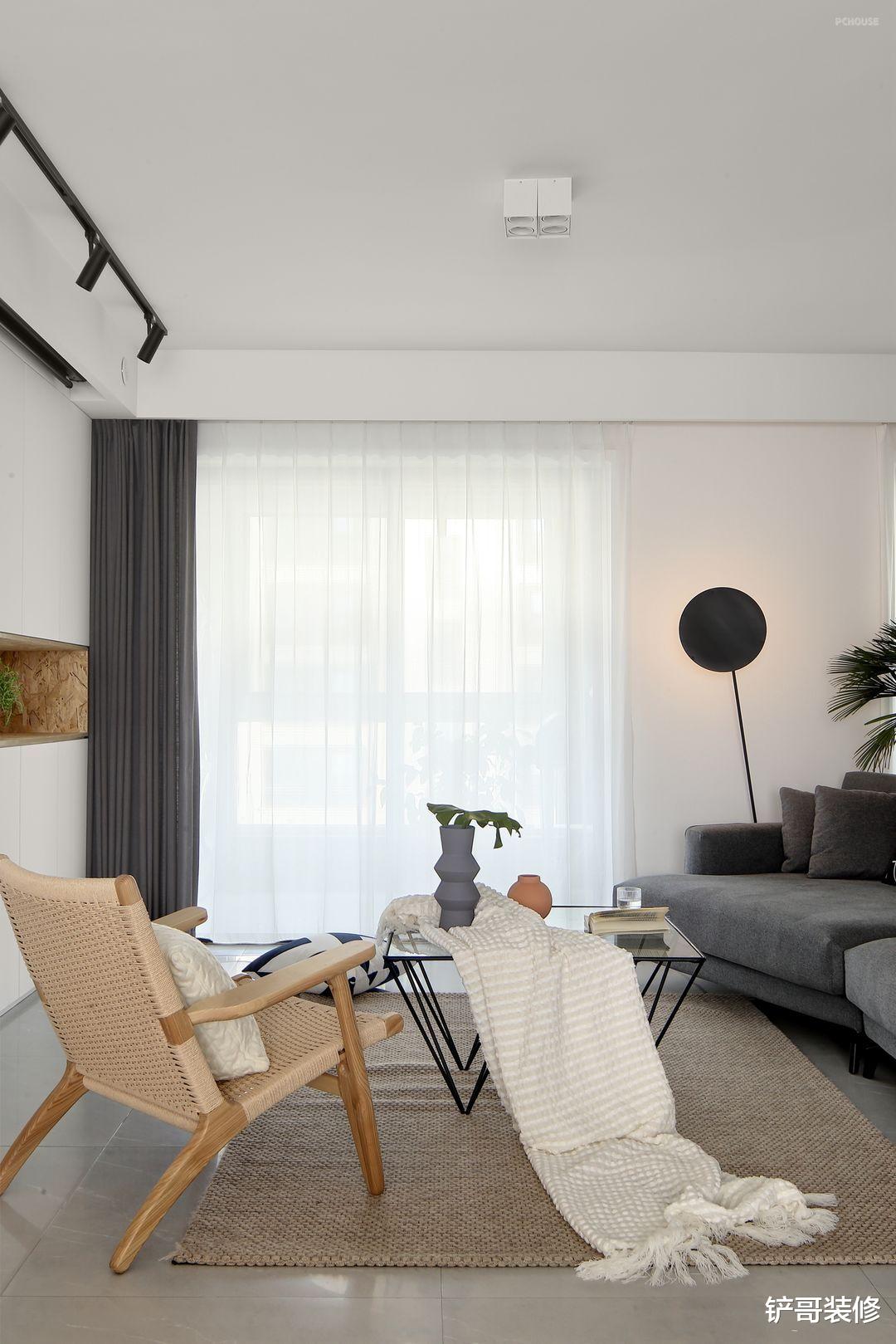 有为青年的家，以简约黑白灰为主，在家开放式办公太自由啦！