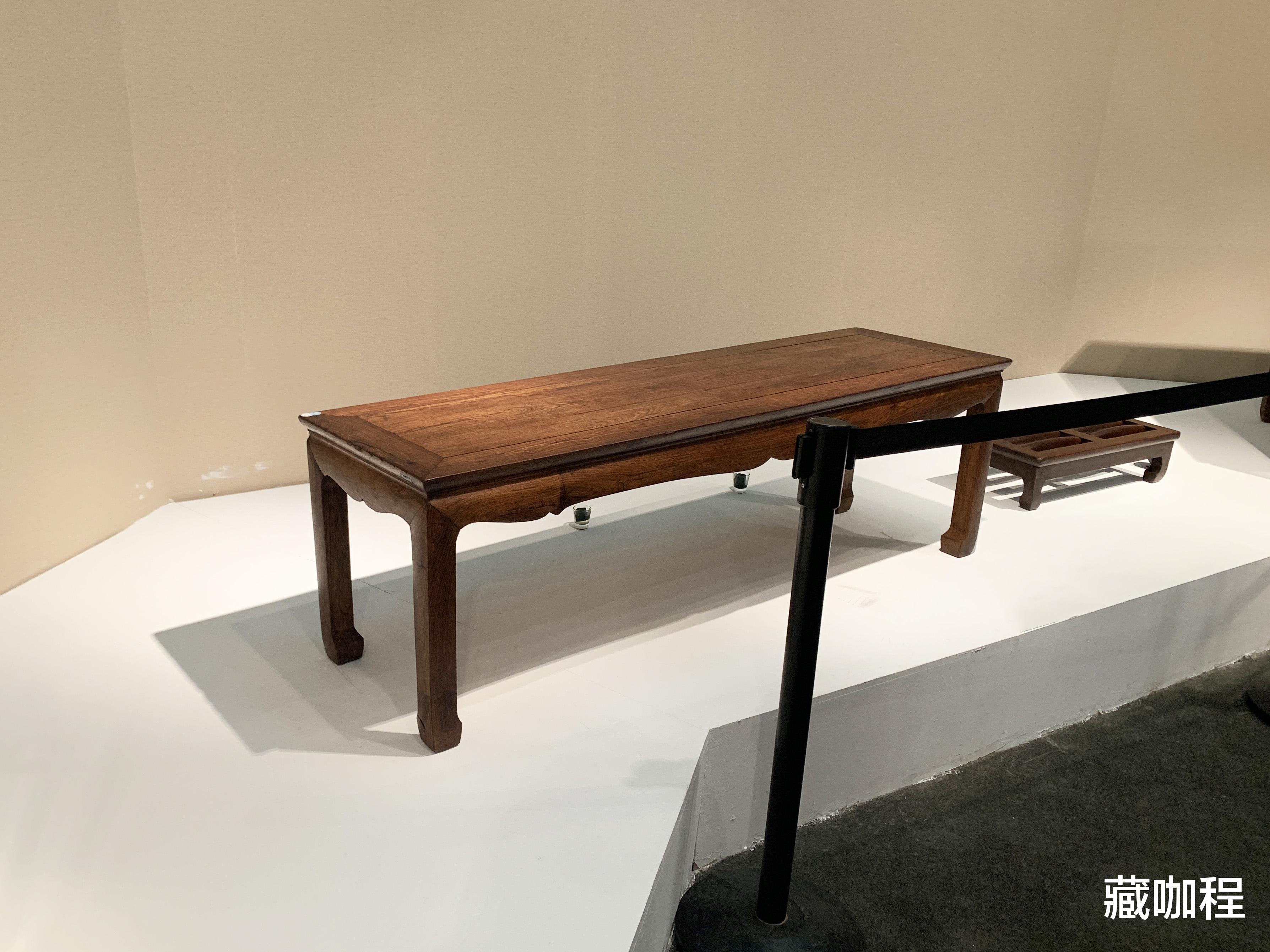 |插肩榫、洼堂肚、仰俯云,黄花梨案型春凳少见而特别