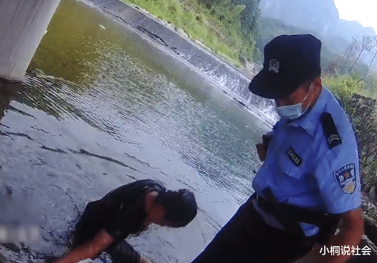 浙江一男子酒后躺河面睡觉被当成浮尸:天热想凉快,手脚泡发白了